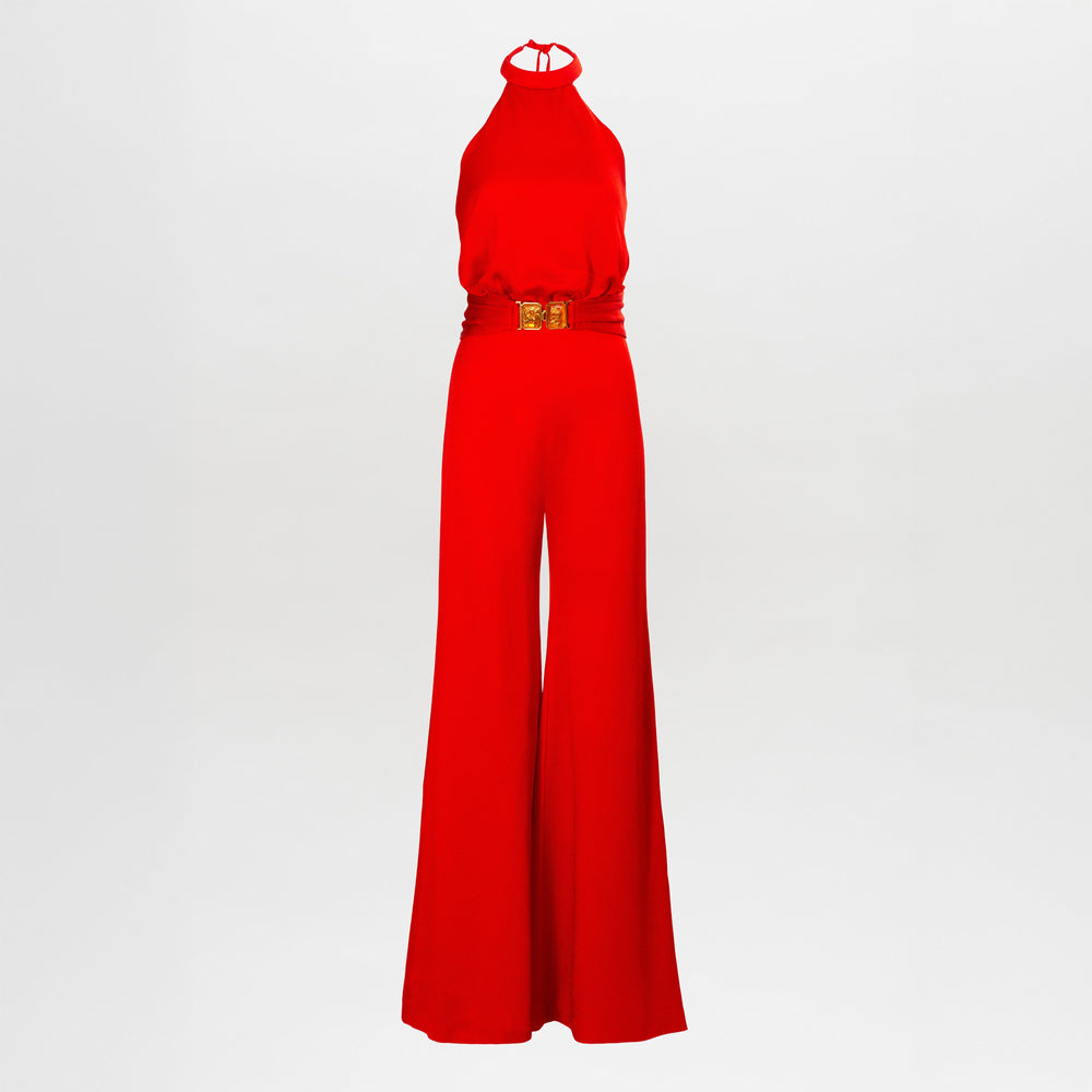 El mono Kaede es una pieza roja sin mangas con un escote halter alto, cintura ajustada con una hebilla de cinturón dorada y pantalones de pierna ancha, que se muestra sobre un fondo blanco liso.