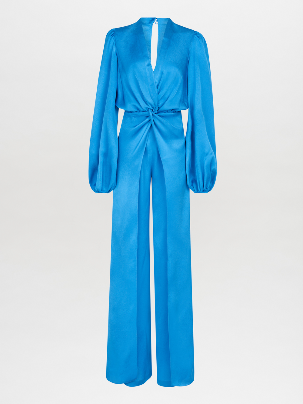 El mono Arnetia Blue presenta un acabado satinado vibrante, mangas largas tipo globo, escote en forma de cerradura, detalle de giro en la cintura y pantalones de pierna ancha, diseñado con el estilo de Silvia Tcherassi y mostrado sobre un fondo blanco liso.