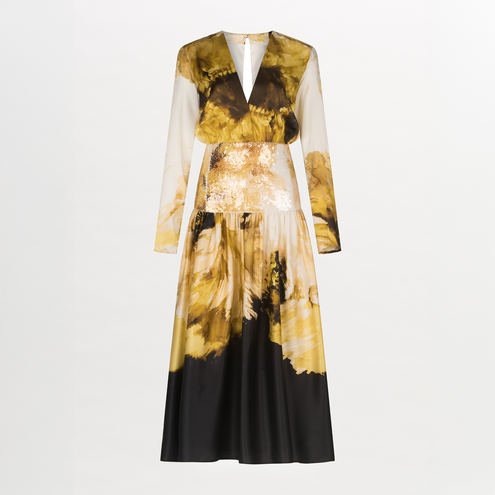El Vestido Azalena es un vestido midi de manga larga y corte ajustado en la cintura, con escote en V, estampado abstracto amarillo, negro y blanco sobre tela suave. Elegante y vibrante, hecho en Colombia y fondo blanco sencillo.