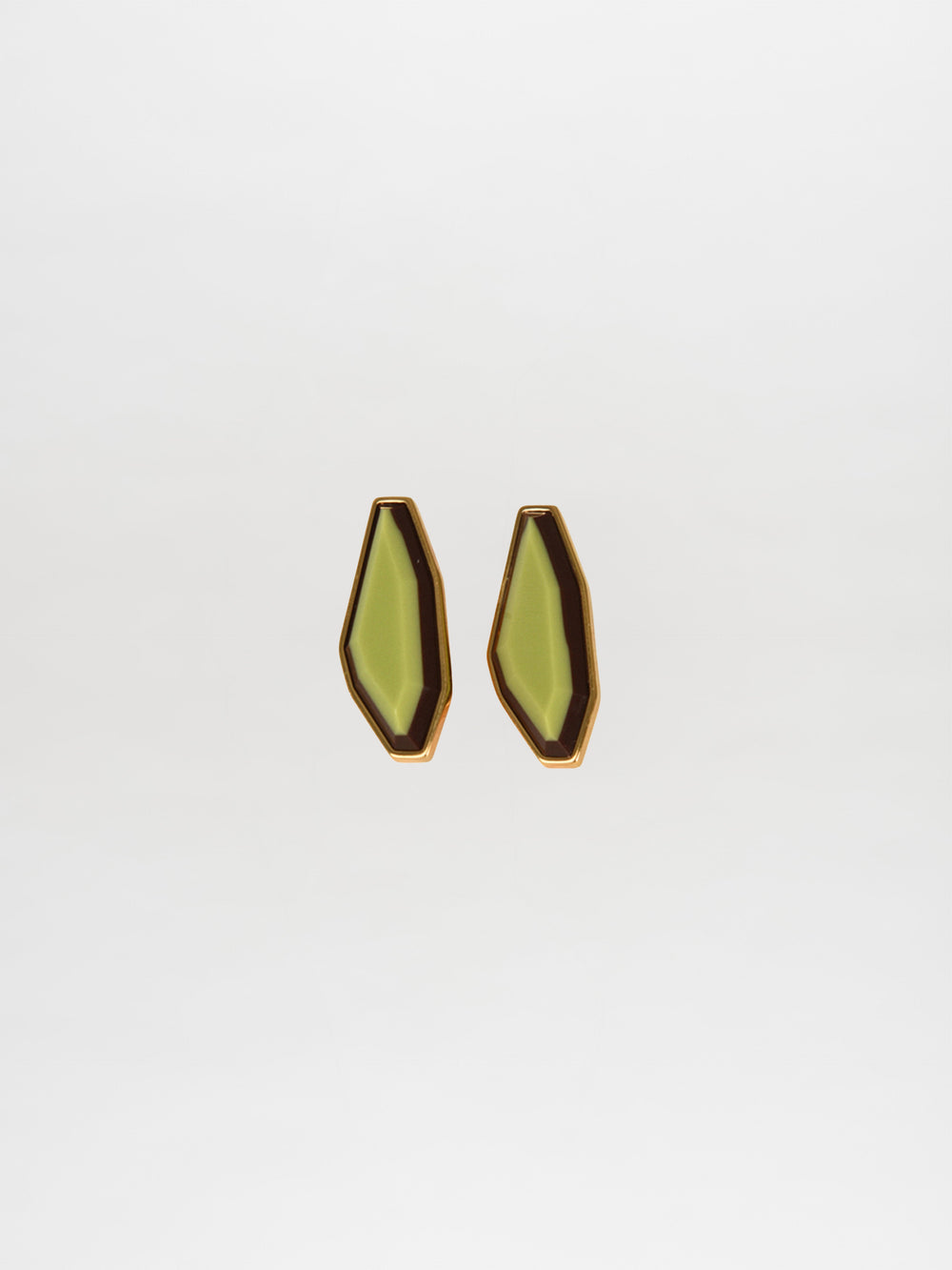 Un par de aretes Aretes Badra Lime que presentan formas geométricas con centros de piedras de fantasía verde lima, delineados en bordes de color marrón oscuro y dorado, exhibidos sobre un fondo blanco liso.