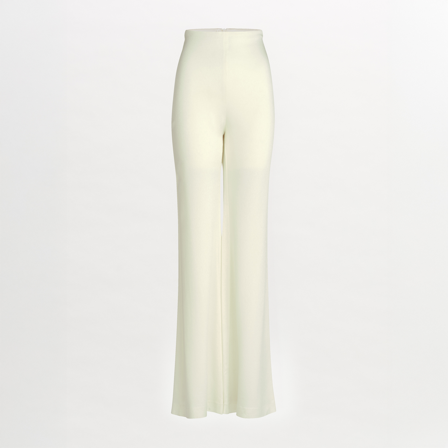 El Palermo Pant es un pantalón de bota ancha en satén martillado marfil, tiro alto y textura suave, sin patrones ni adornos, presentado sobre fondo blanco liso.