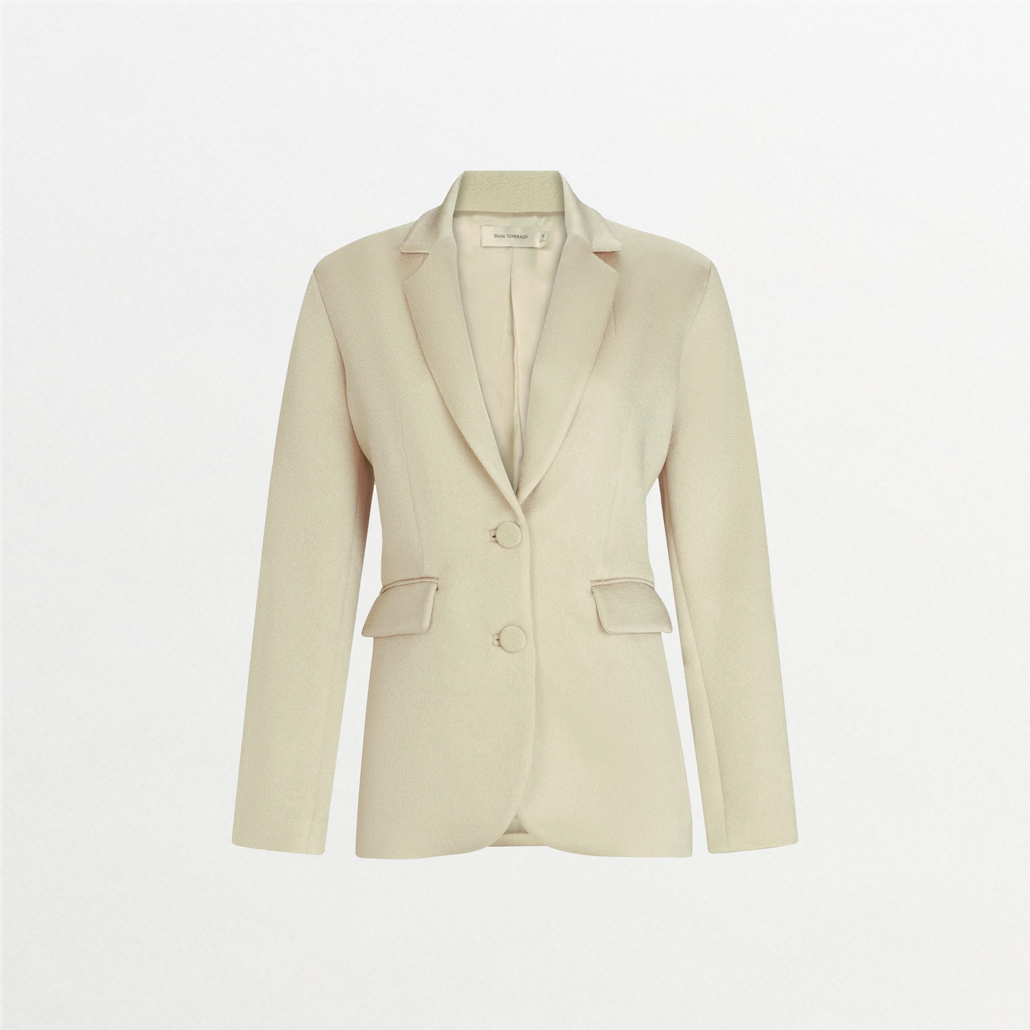 La Rebeca Jacket es una blazer entallada para mujer, en satén martillado beige, con dos botones, mangas largas, solapas de muesca y dos bolsillos delanteros con solapa, hecha en Portugal y presentada sobre fondo blanco liso.
