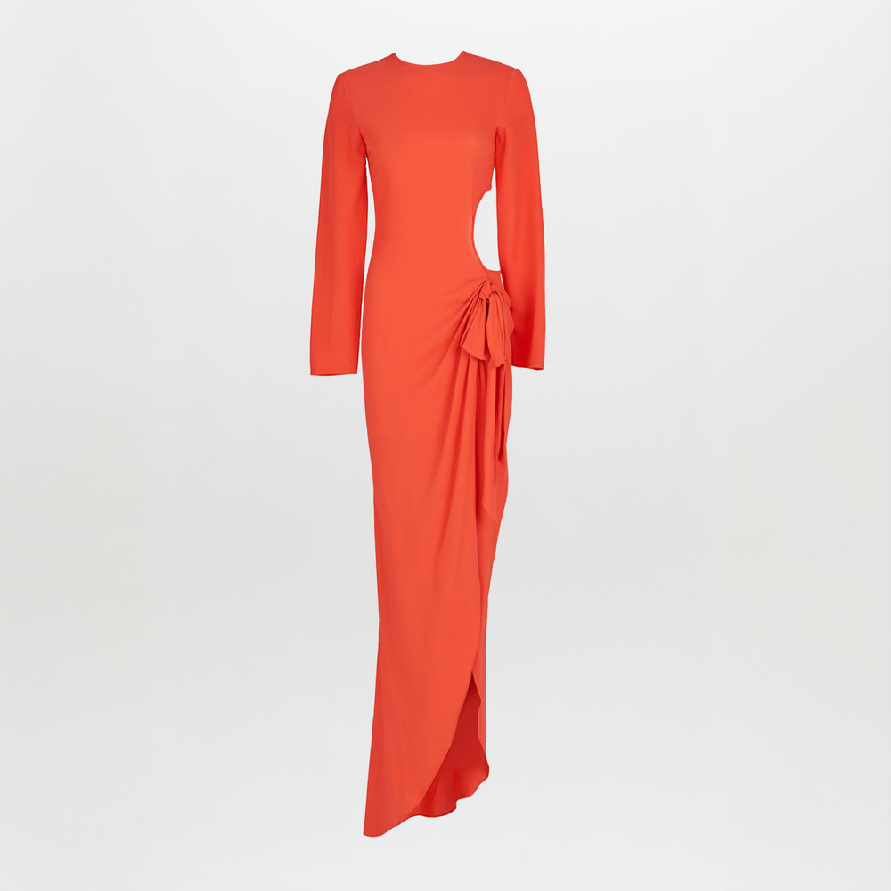 El Vestido Temis Naranja es un vestido naranja brillante de manga larga y largo hasta el suelo con escote redondo, abertura lateral en la cintura y un detalle drapeado atado a la cadera derecha con tirantes de cuero. Se presenta sobre un fondo blanco liso.