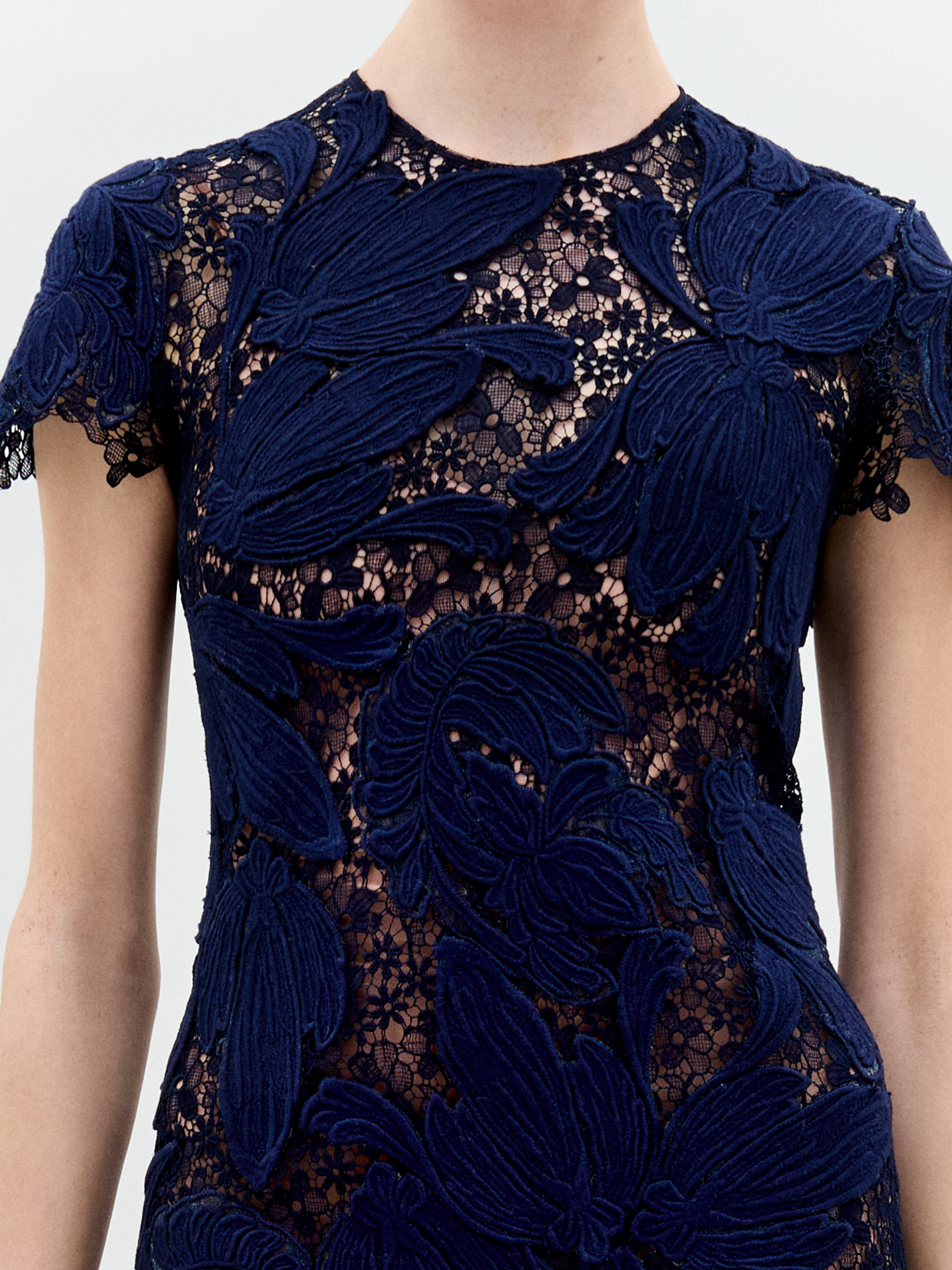 VERONICADRESS-NAVY_DETAIL_HolidayCapsule2025