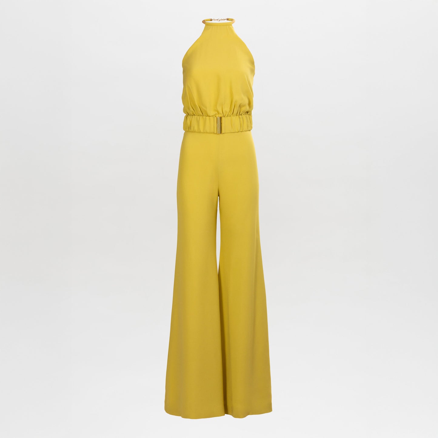 El mono Grosetto es una pieza amarilla sin mangas que presenta un escote halter, cintura ajustada y pantalones de pierna ancha, que se muestra sobre un fondo blanco liso.