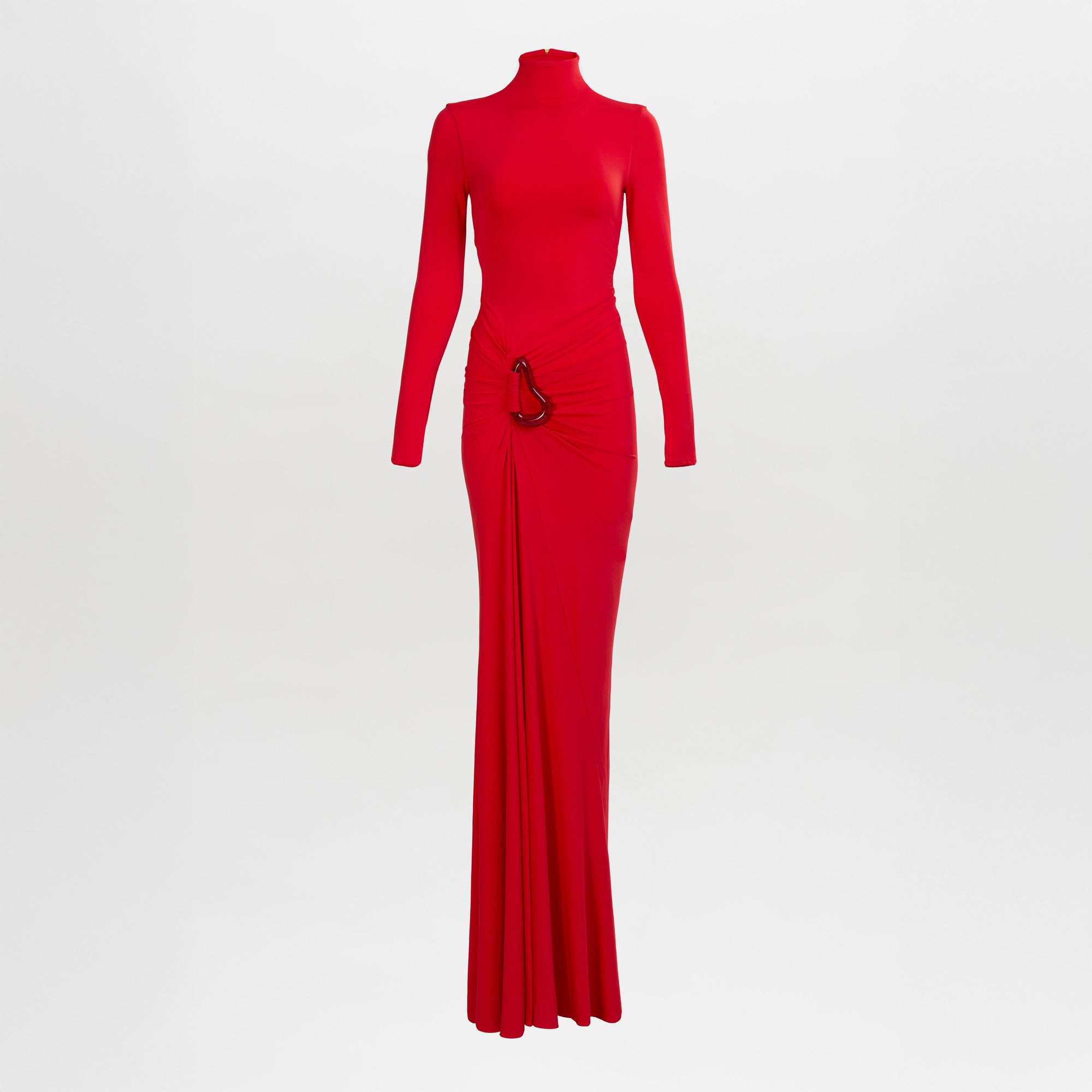 El vestido Lena es un vestido rojo de manga larga y largo hasta el suelo con escote alto, detalle fruncido en la cintura y un detalle metálico en un lateral. Está fotografiado sobre un fondo blanco liso.