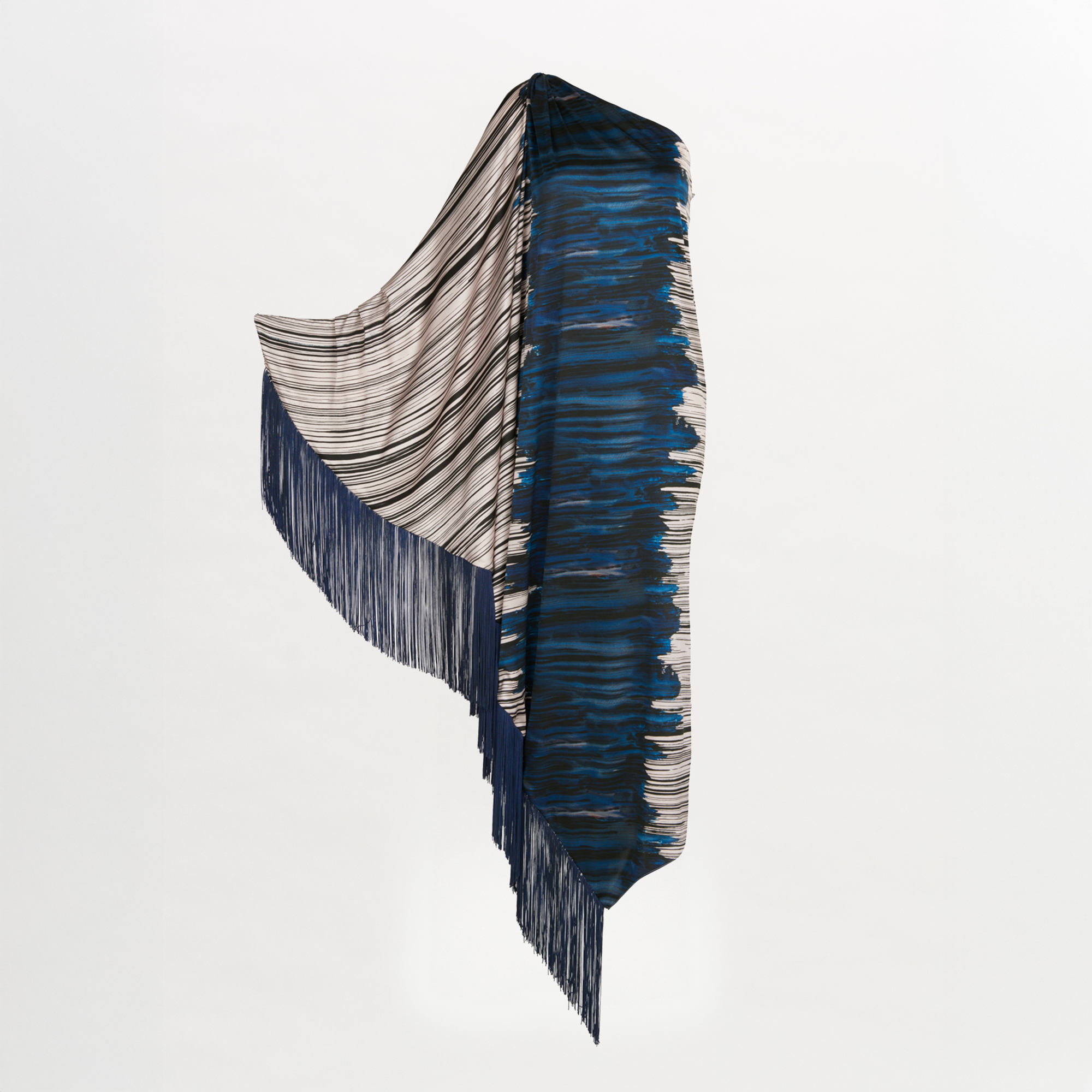 El Vestido Alana Indigo Linear presenta rayas azules y blancas irregulares y está acentuado por largos flecos azul marino a lo largo de dos bordes, sobre un fondo blanco liso.