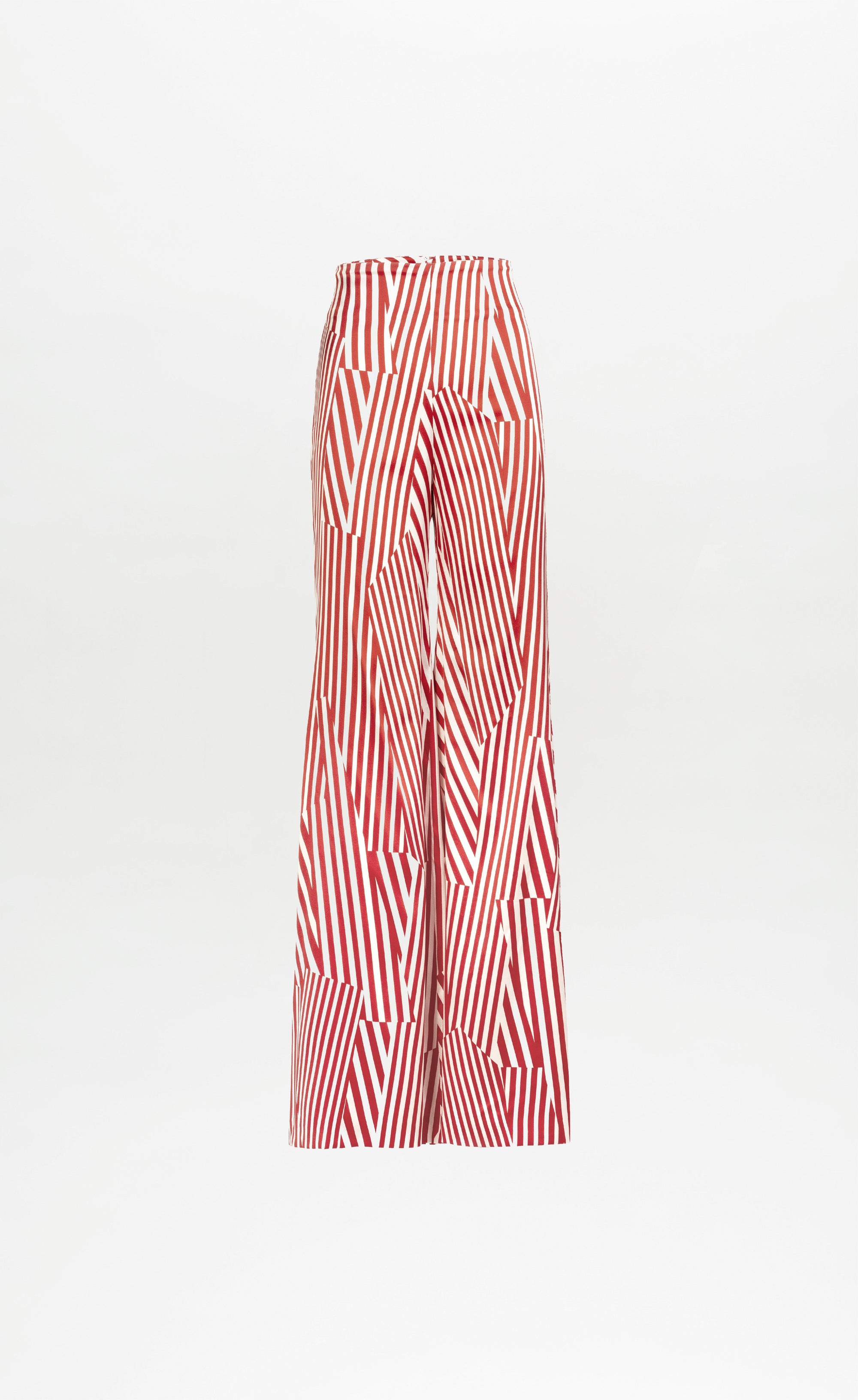 El pantalón Andie es un modelo de cintura alta y pernera ancha con un estampado geométrico en rojo y blanco de rayas verticales y diagonales sobre un fondo blanco liso.