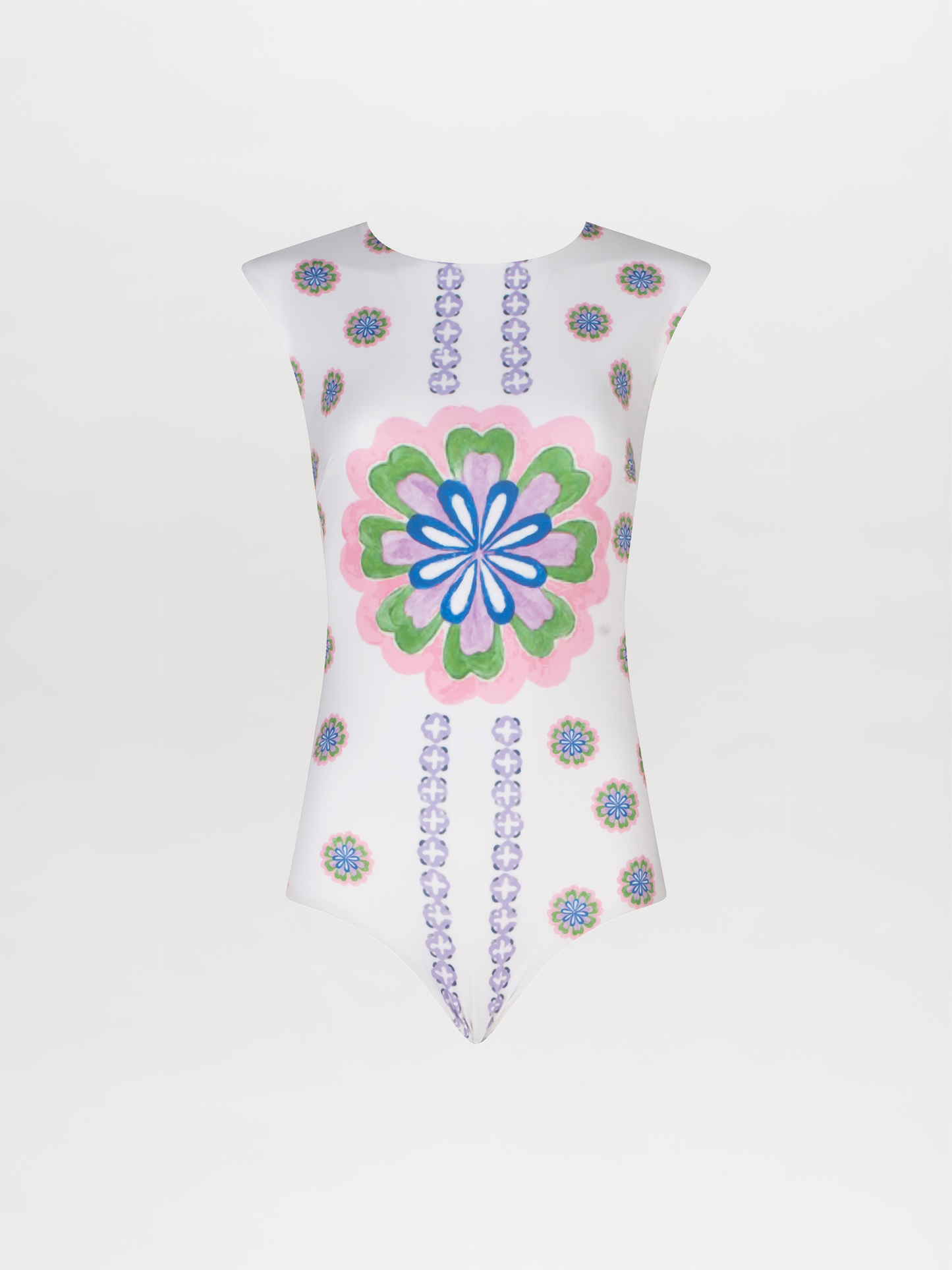 El mono Bella One Piece Multicolor Floral Print es un mono de lycra ajustado y sin mangas con un gran diseño floral central en verde, azul y rosa, además de flores abstractas más pequeñas y motivos de cadenas de color púrpura sobre un fondo blanco.