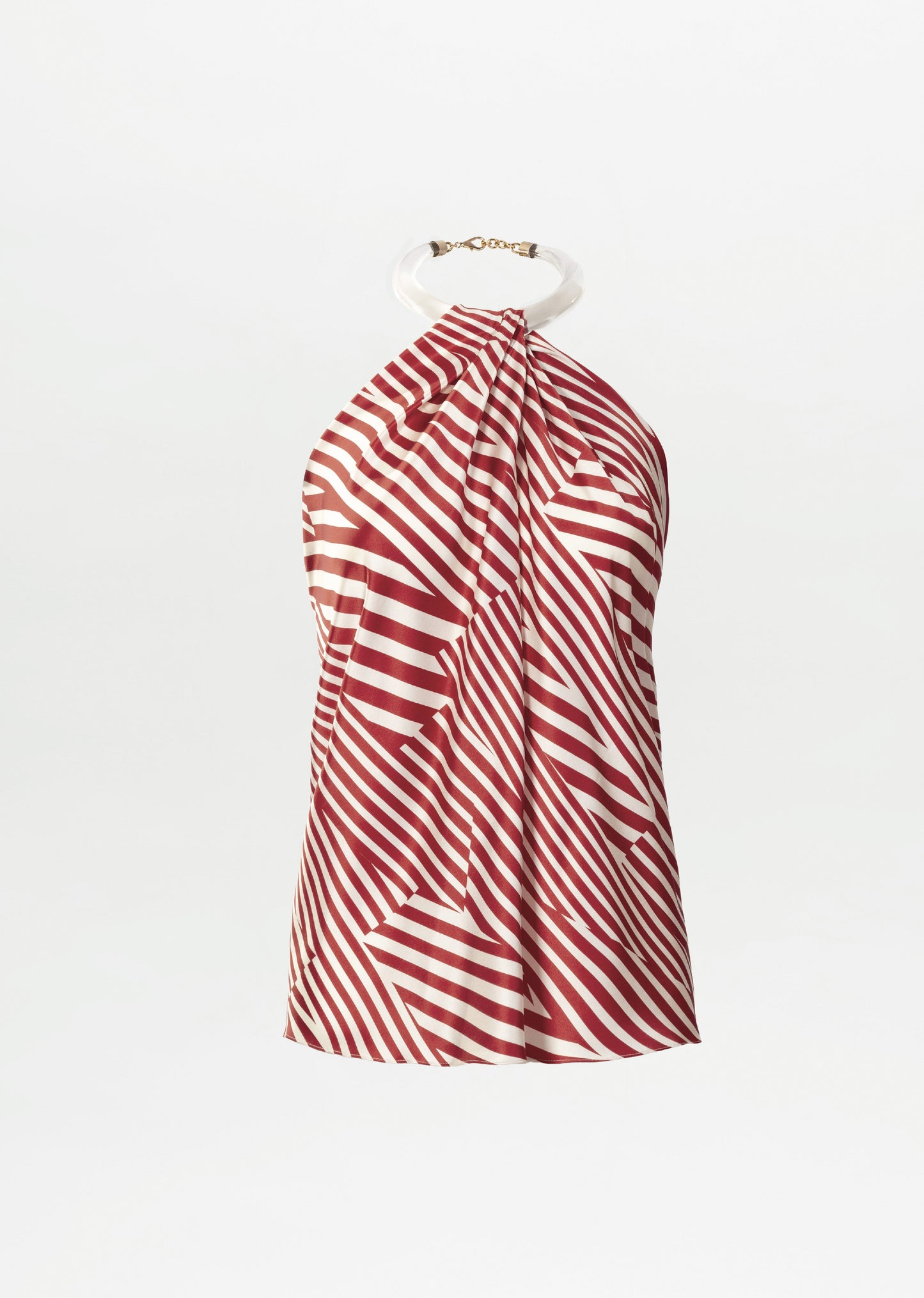 La Dianela Blouse es un top halter sin mangas, rojo y blanco a rayas con patrón geométrico. Hecha en Colombia, luce escote fruncido, broche circular dorado en el cuello y fondo blanco liso.