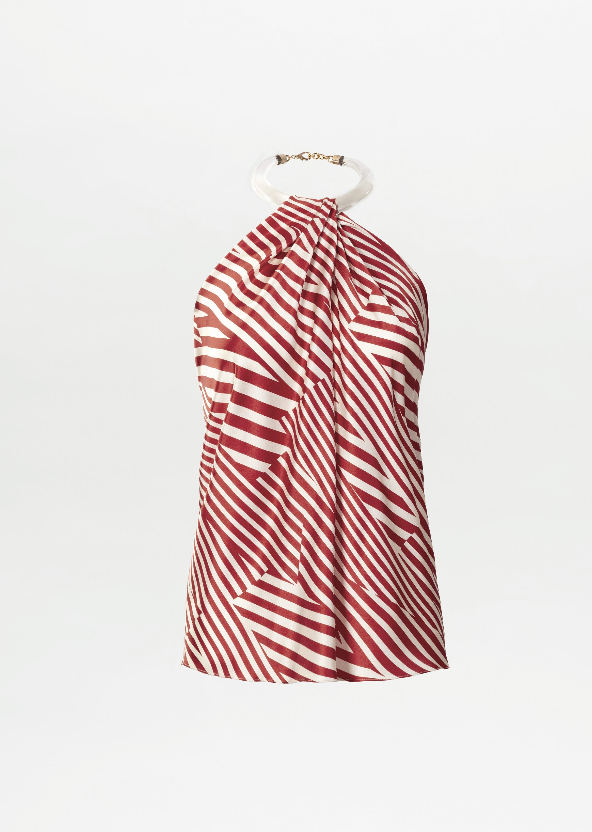 La Dianela Blouse es un top halter sin mangas, rojo y blanco a rayas con patrón geométrico. Hecha en Colombia, luce escote fruncido, broche circular dorado en el cuello y fondo blanco liso.