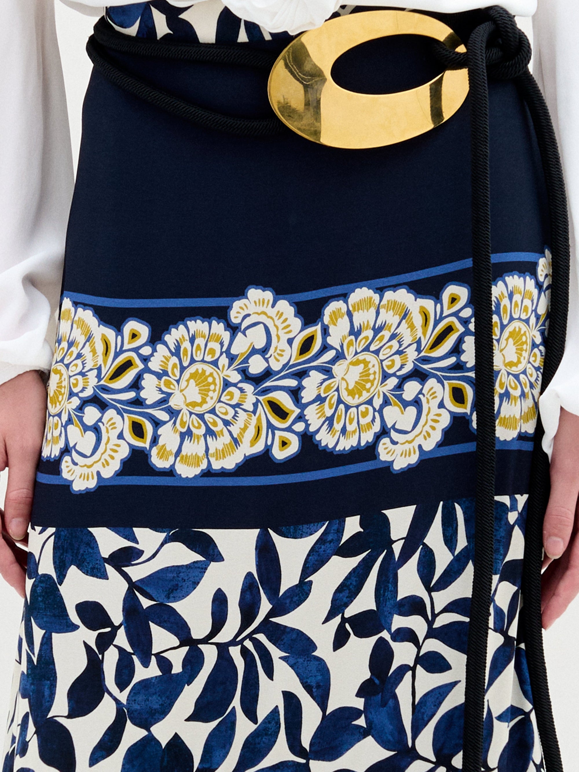 ELLIOTSKIRT-NAVYGEOMETRICABSTRACTFLORAL_DETAIL_PRE-FALL2025