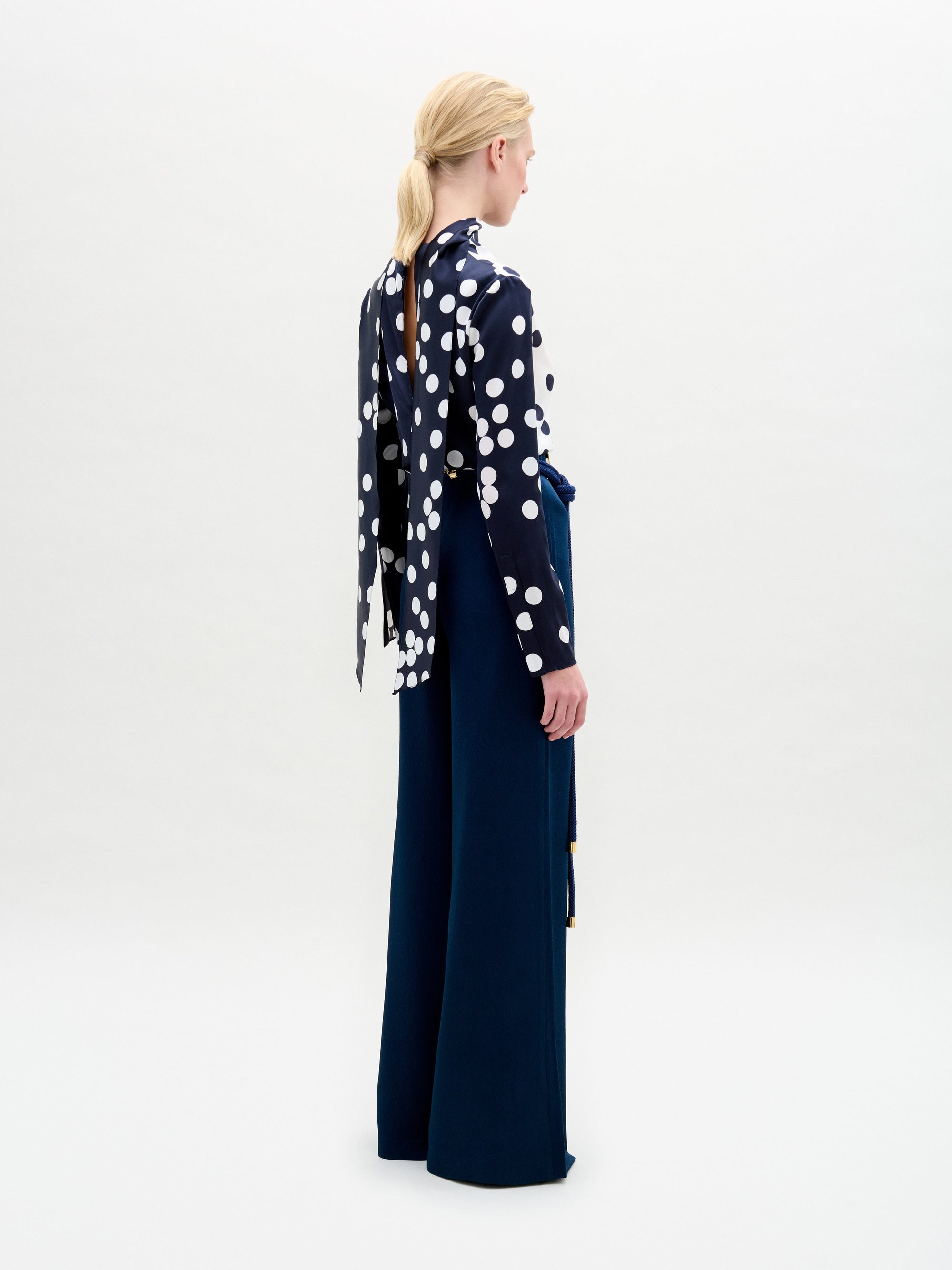GABYBLOUSE-NAVYWHITEDOTS_PALERMOPANT-NAVY_BACK_PRE-FALL2025__1_85732518-9fec-457c-b7e2-27157c8f48f8