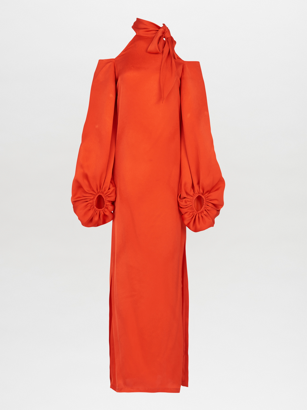 El Vestido Garmaine Terracota es un caftán largo de color naranja brillante con mangas abullonadas largas, escote alto con lazo lateral, silueta recta y suelta y una abertura inferior.