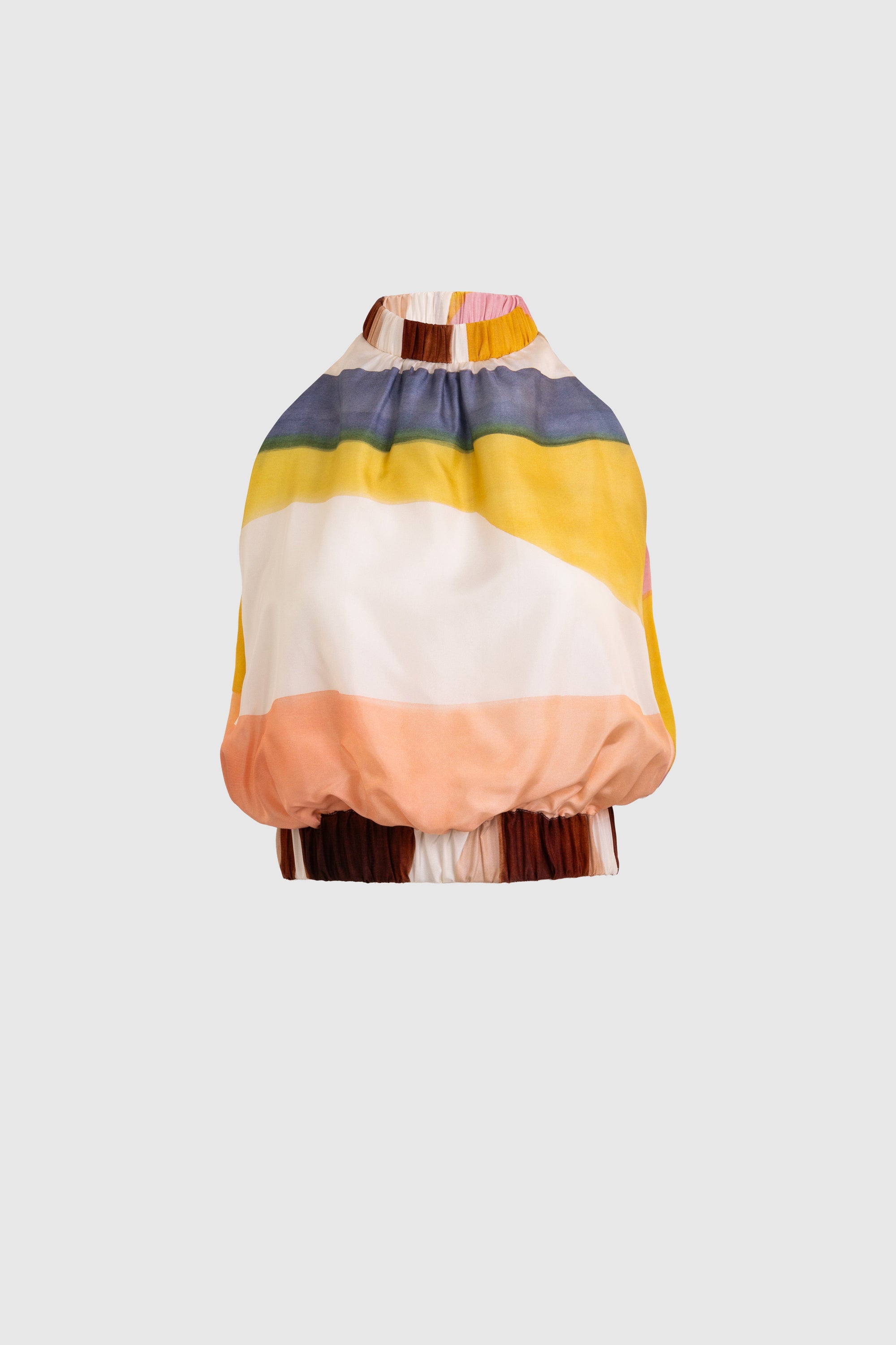 La blusa Guspini es un crop top sin mangas y de cuello alto confeccionado en Colombia con rayas anchas amarillas, azules, blancas y melocotón. Presenta una silueta vaporosa y cintura elástica para mayor comodidad.