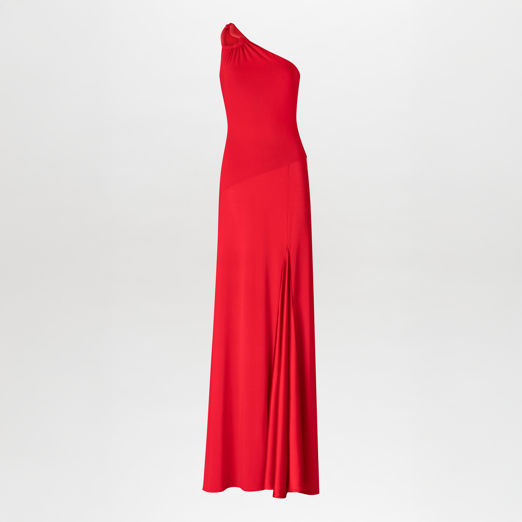 El Vestido Kanya es un maxivestido rojo largo con escote asimétrico y un solo hombro. Presenta un corpiño ajustado, hombros fruncidos y una falda ligeramente evasé de tela suave. Se presenta sobre un fondo blanco liso.