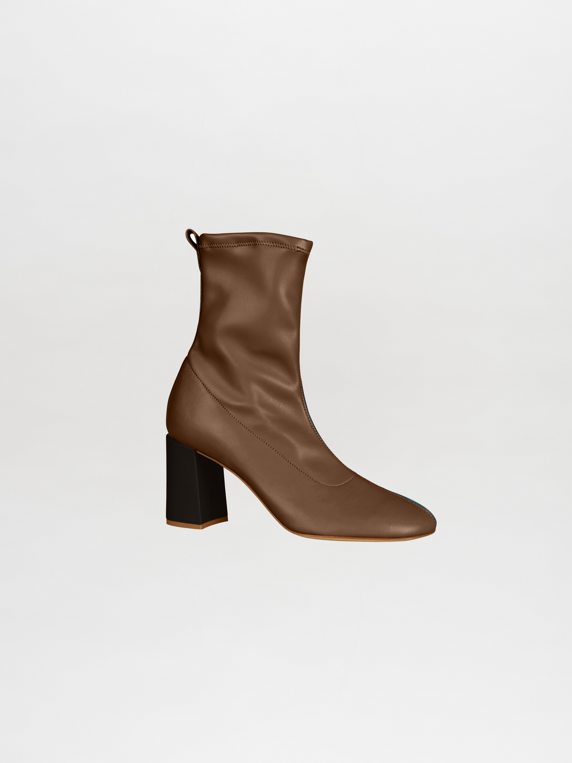 Las botas Kubra Camel presentan una parte superior de cuero elástico marrón tipo calcetín y un tacón cuadrado grueso sobre fondo blanco. Fabricadas en Italia.