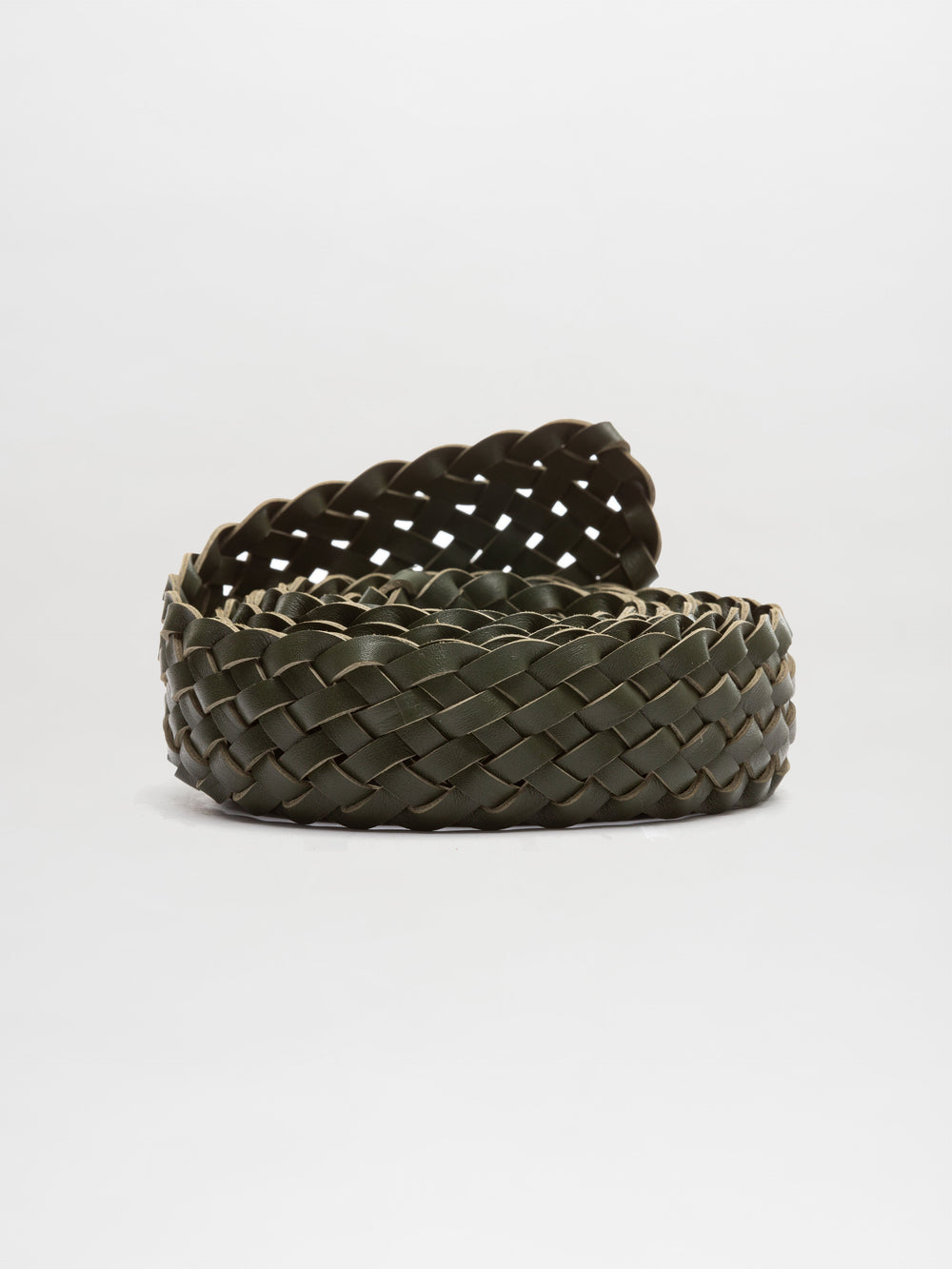 Cinturón Lauren, un cinturón tejido en espiral elaborado con cuero verde oscuro con patrón de tejido de canasta, hecho en Colombia, se exhibe sobre un fondo blanco liso.
