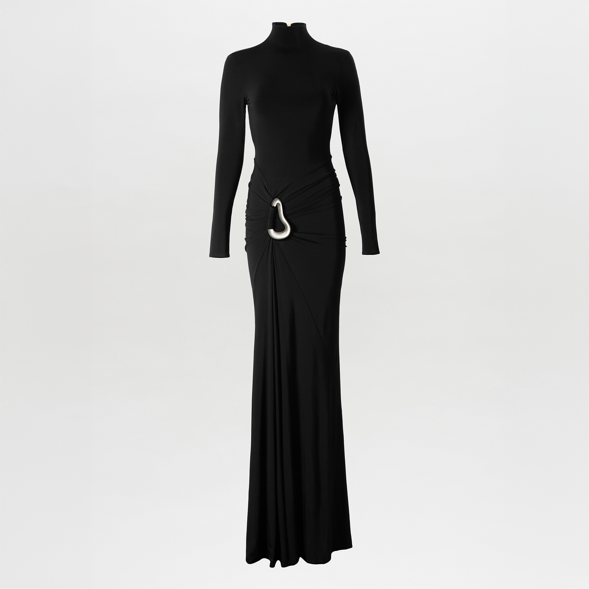 El vestido Lena es un vestido maxi negro de manga larga, largo hasta el suelo, con escote alto y silueta ajustada. Presenta un detalle asimétrico en la cintura, realzado por un gran gancho metálico plateado. Se presenta sobre un fondo blanco liso.