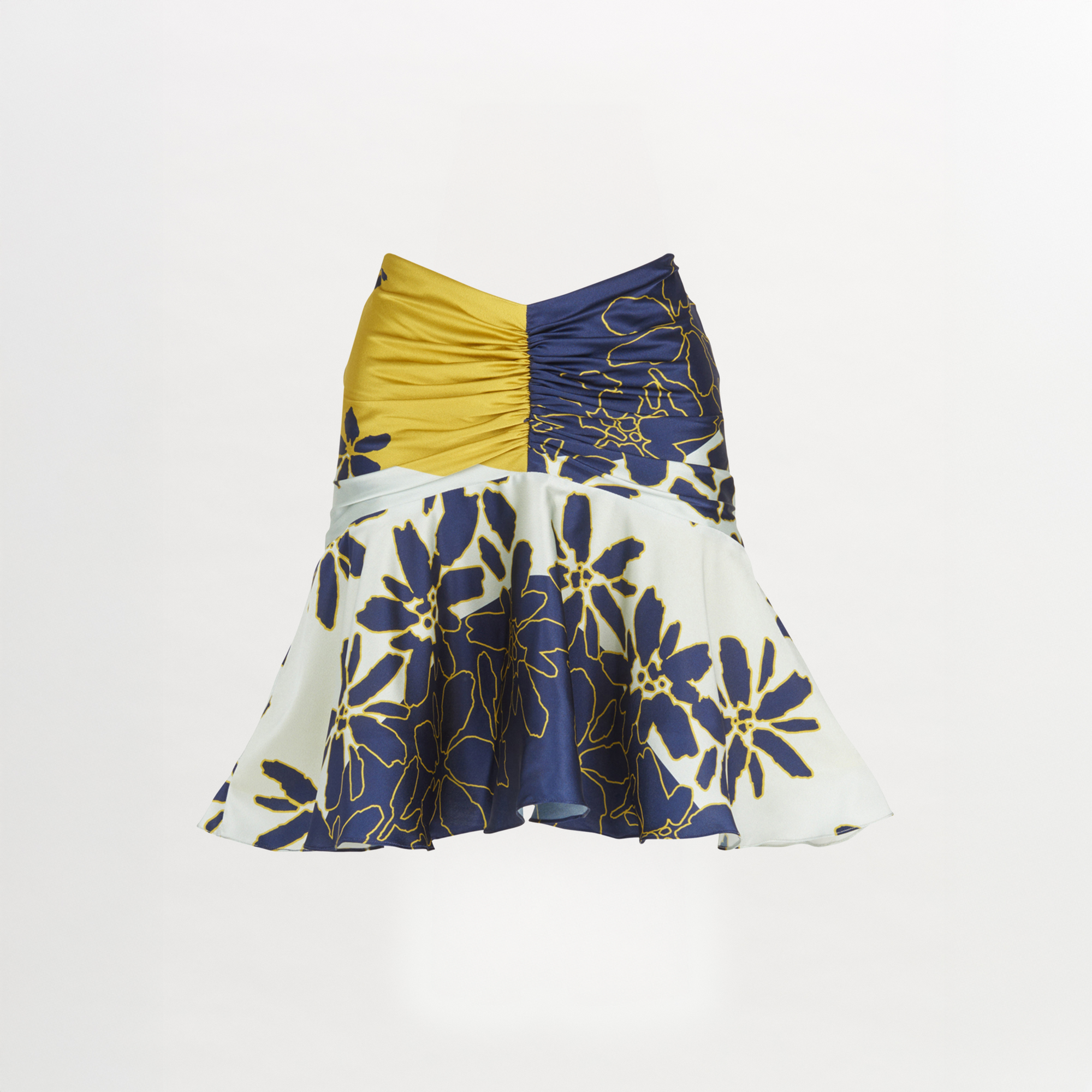 La Falda Loriana Navy Citrine es una falda de godet hasta la rodilla con cintura entallada y fruncida en amarillo y azul marino. Presenta una parte inferior acampanada con atrevidos estampados florales de la colección Pre Fall 2023, mostrados sobre un fondo blanco.