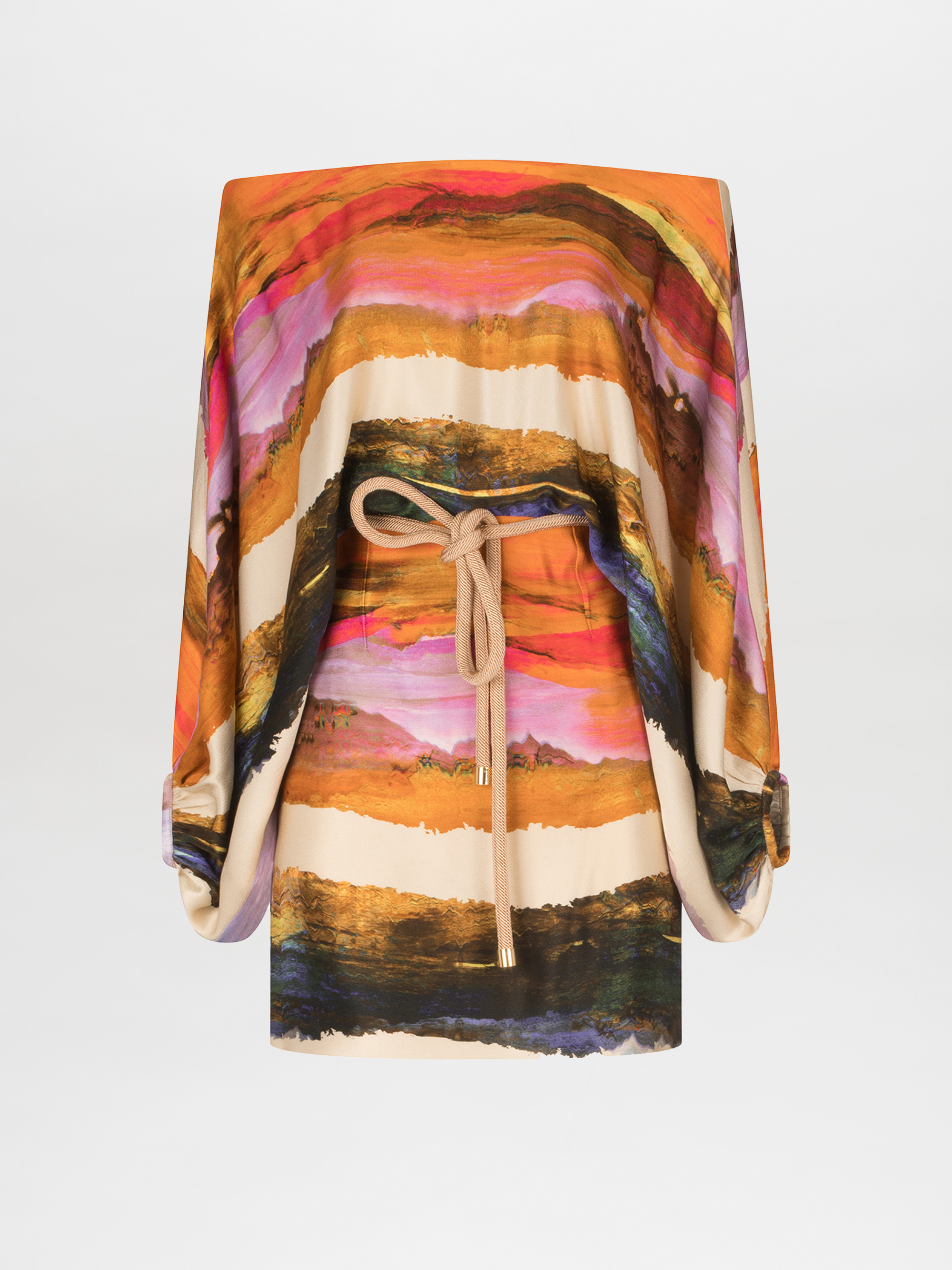 El Vestido Manon es un minivestido con amplias mangas de murciélago, escote barco y estampado abstracto multicolor en naranja, rosa y marrón, rematado con un cinturón de cordón beige en la cintura.