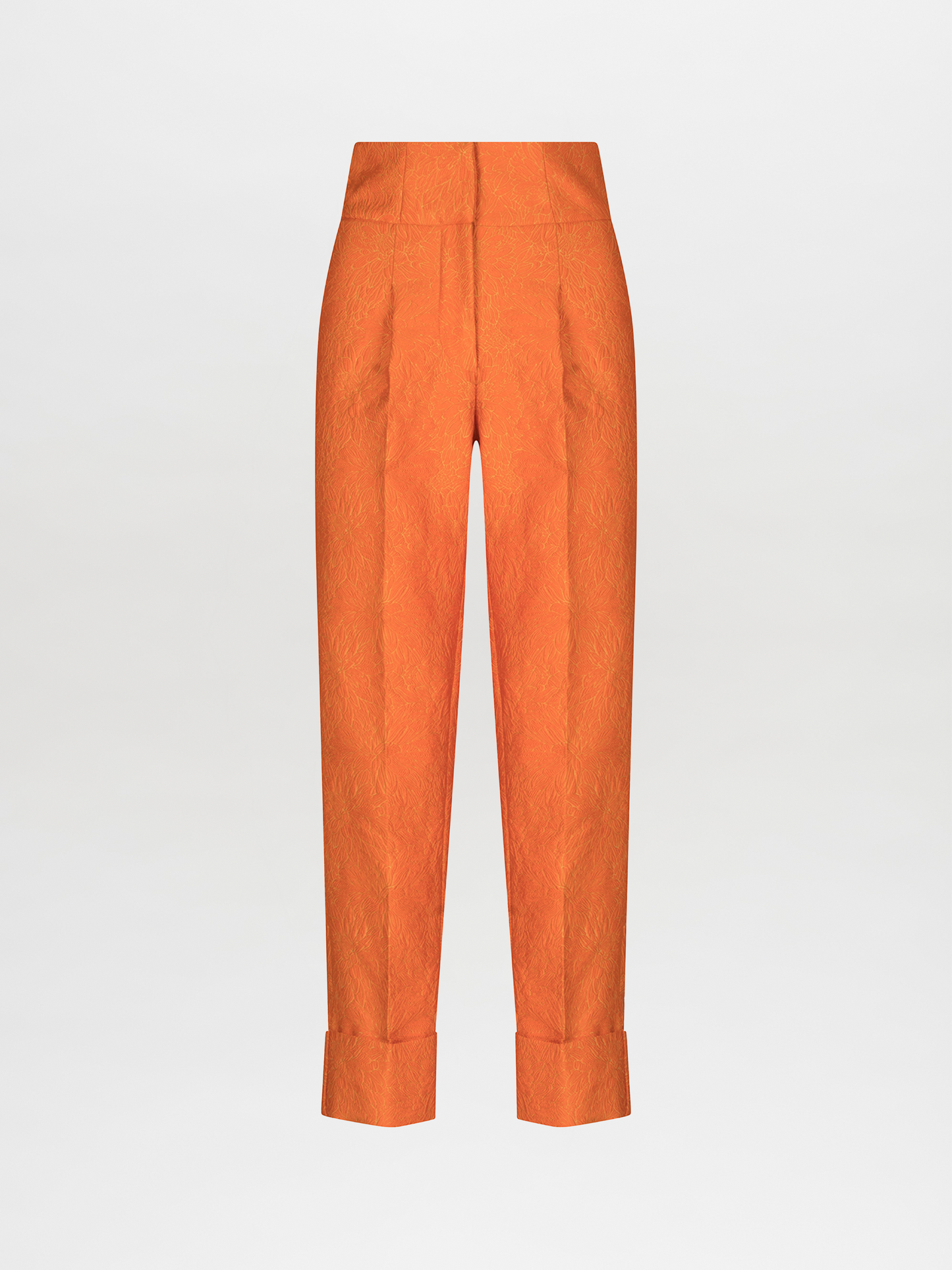 Pantalón Moad de color naranja, de tiro alto, confeccionado en tejido jacquard texturizado, con dobladillo con puños y sobre un fondo blanco liso. Hecho en Colombia.