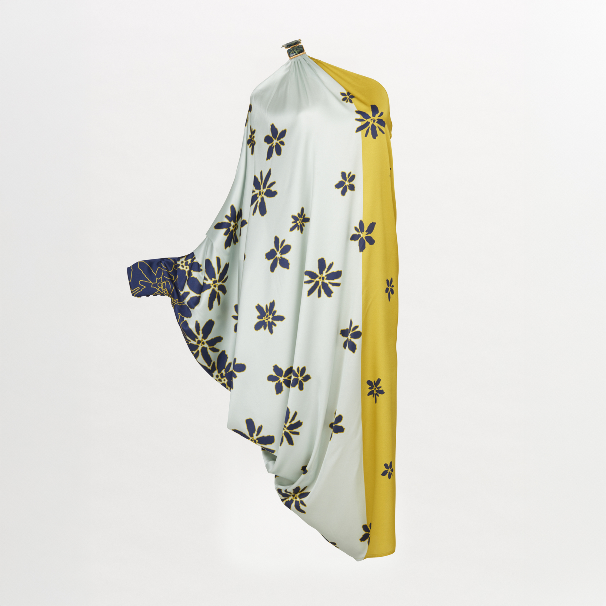 El Vestido Marcelin Navy Citrine es un vestido midi de un hombro en azul claro y amarillo, con motivos florales en azul oscuro y amarillo, sobre un fondo blanco liso.