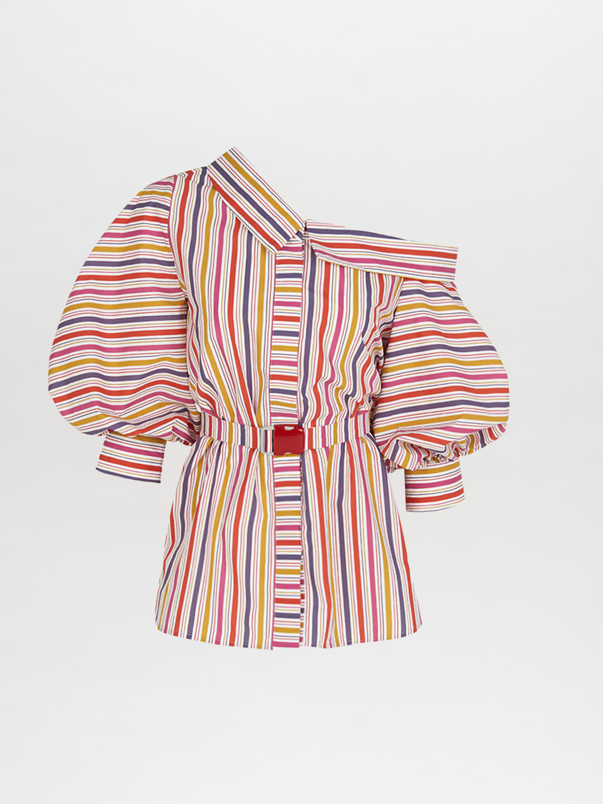 La blusa Nerio de rayas magenta doradas, con un elegante estilo moderno con cortes en los hombros y mangas abullonadas, se presenta sobre un fondo liso. Sus vibrantes rayas se extienden vertical y diagonalmente en varios colores, realzadas por un cinturón rojo en la cintura.