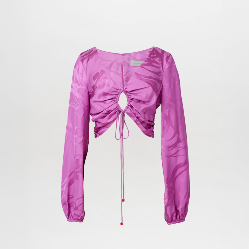 Blusa Odette Jacquard Orquídea Magenta: una blusa corta de manga larga, de color rosa brillante, con frente fruncido, cordones, corte en forma de cerradura y un sutil patrón jacquard.