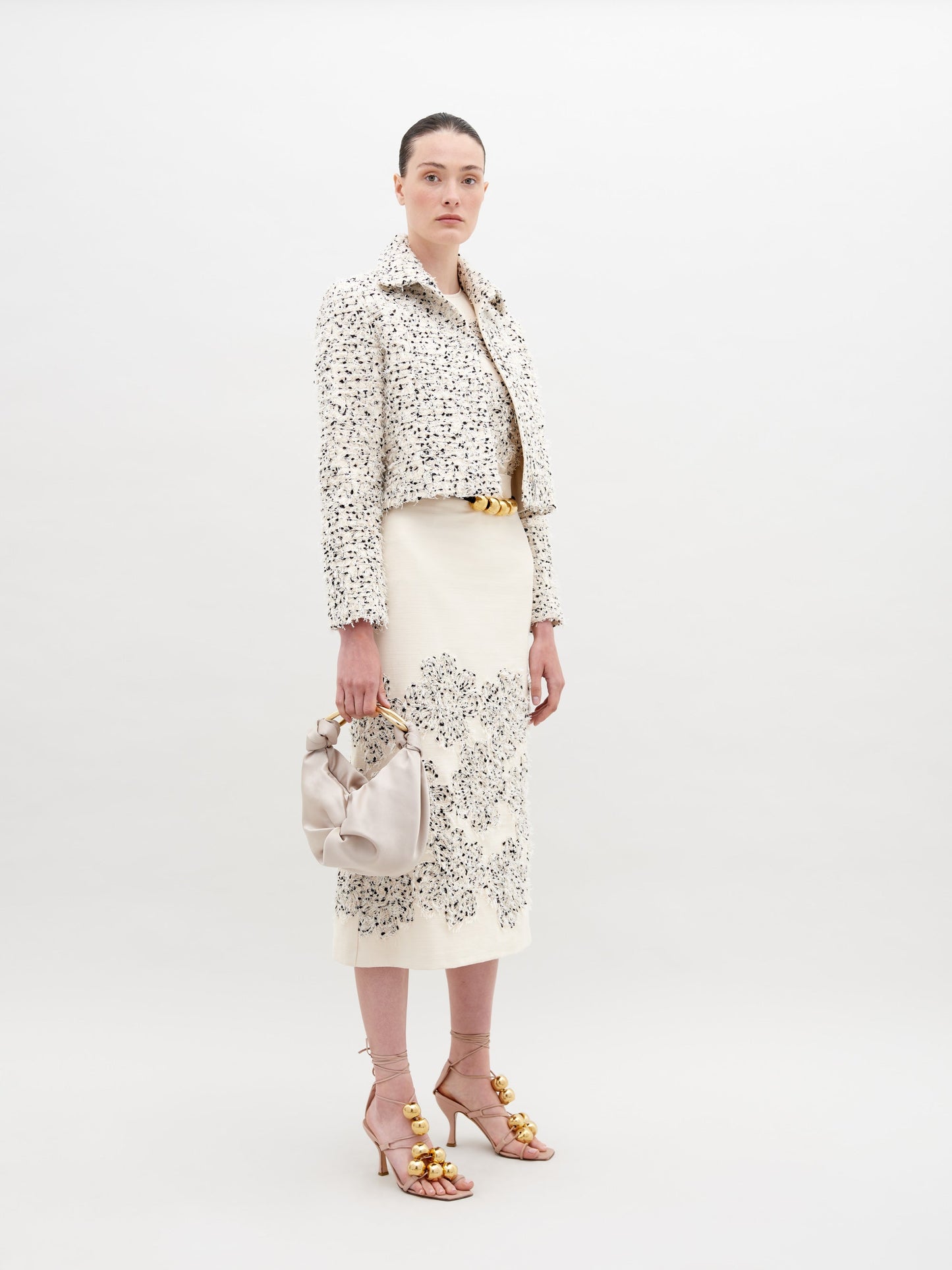 Falda Atira Beige Black Embroidered Flowers