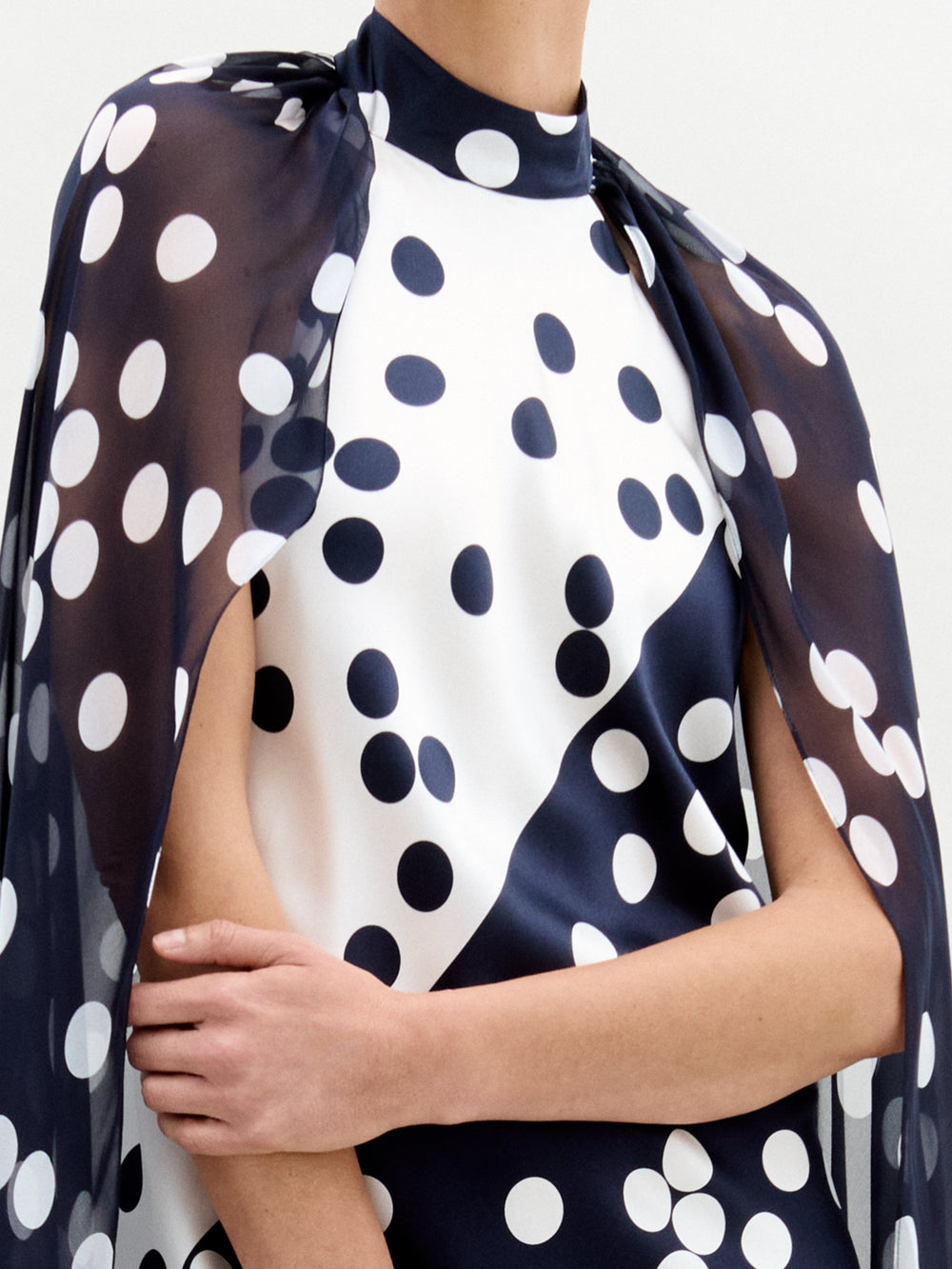 SABINADRESS-NAVYWHITEDOTS_DETAIL_PRE-FALL2025