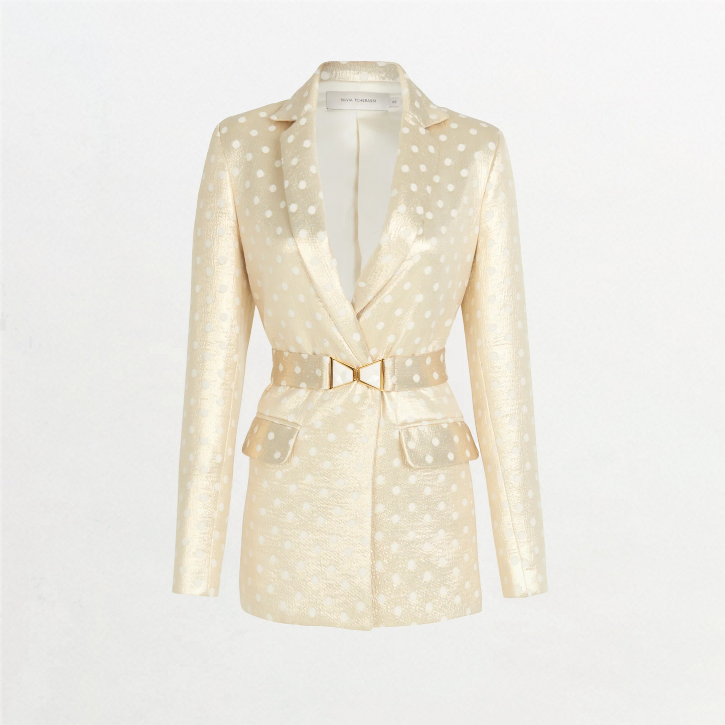 La Chaqueta Sube Gold Invertida es un blazer dorado de manga larga con hombros estructurados, escote profundo en V, bolsillos delanteros con solapa y cinturón de tela a juego con hebilla metálica, lucido sobre un fondo blanco liso.