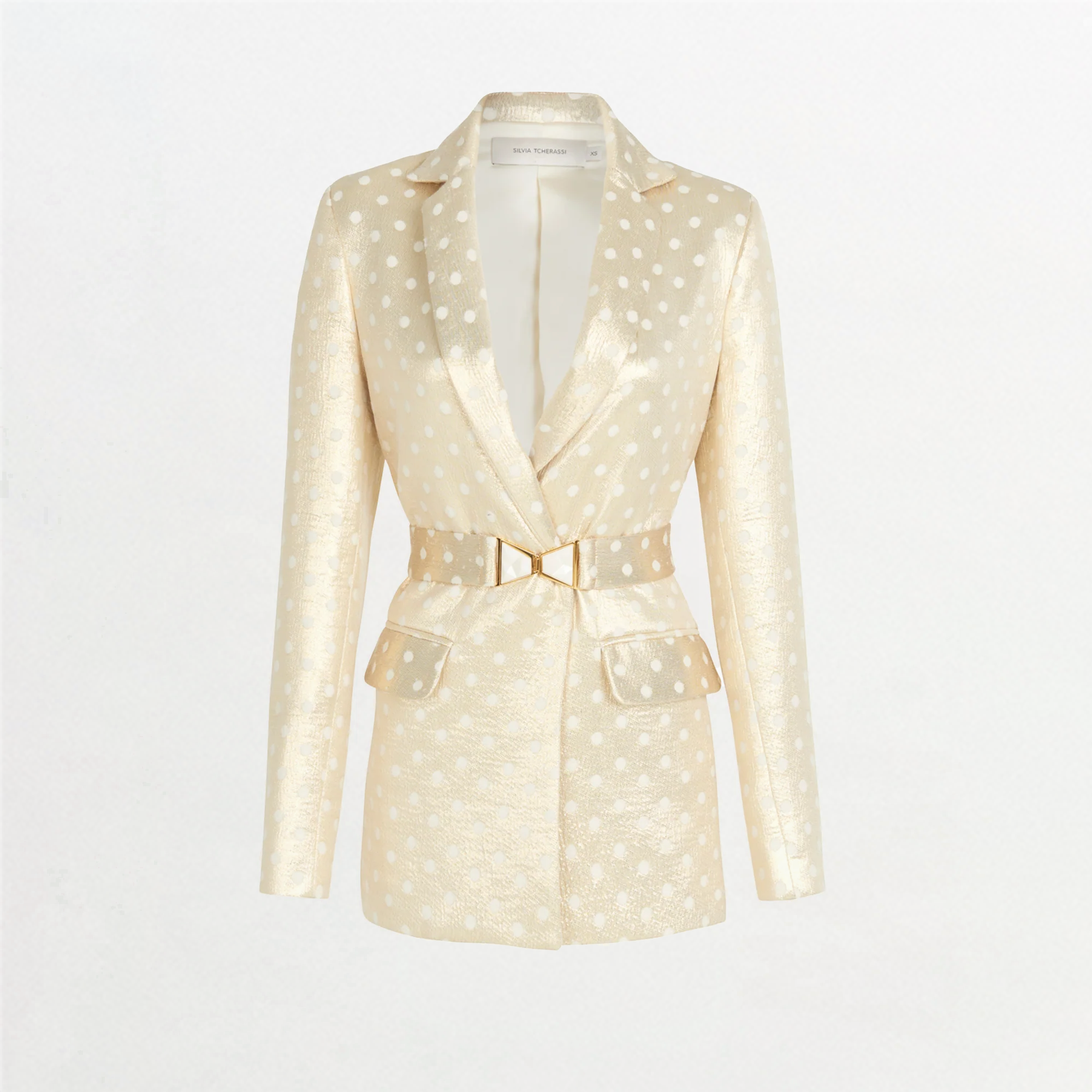 La Chaqueta Sube Gold Invertida es un blazer dorado de manga larga con hombros estructurados, escote profundo en V, bolsillos delanteros con solapa y cinturón de tela a juego con hebilla metálica, lucido sobre un fondo blanco liso.
