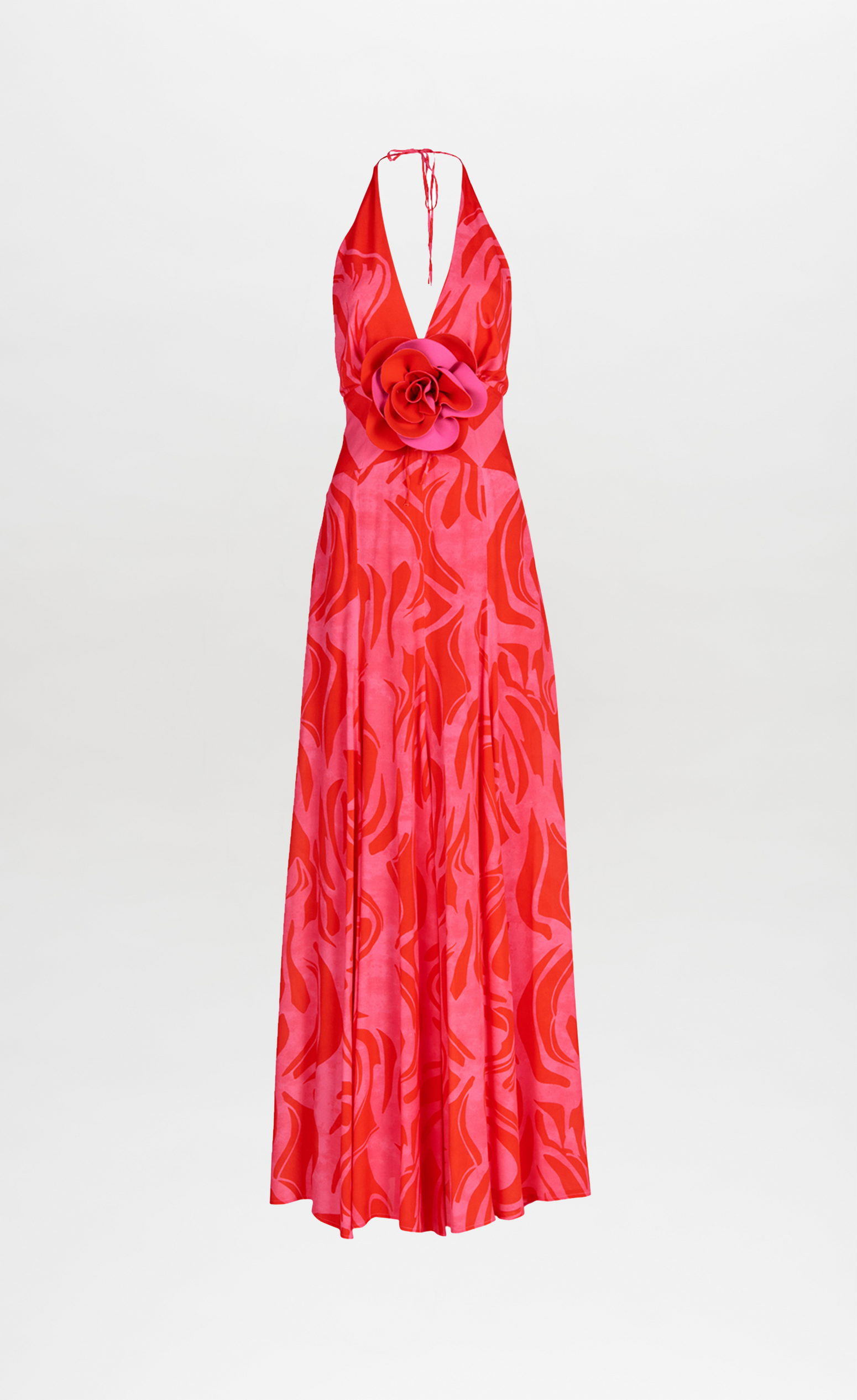 Presentamos el vestido Tawny Pink Red Marble: un impresionante vestido largo rojo con escote halter, diseño floral y una gran rosa de tela en la cintura. Su falda vaporosa de largo completo realza el escote en V profundo, con patrones abstractos en espiral en varios tonos de rojo que le aportan elegancia.