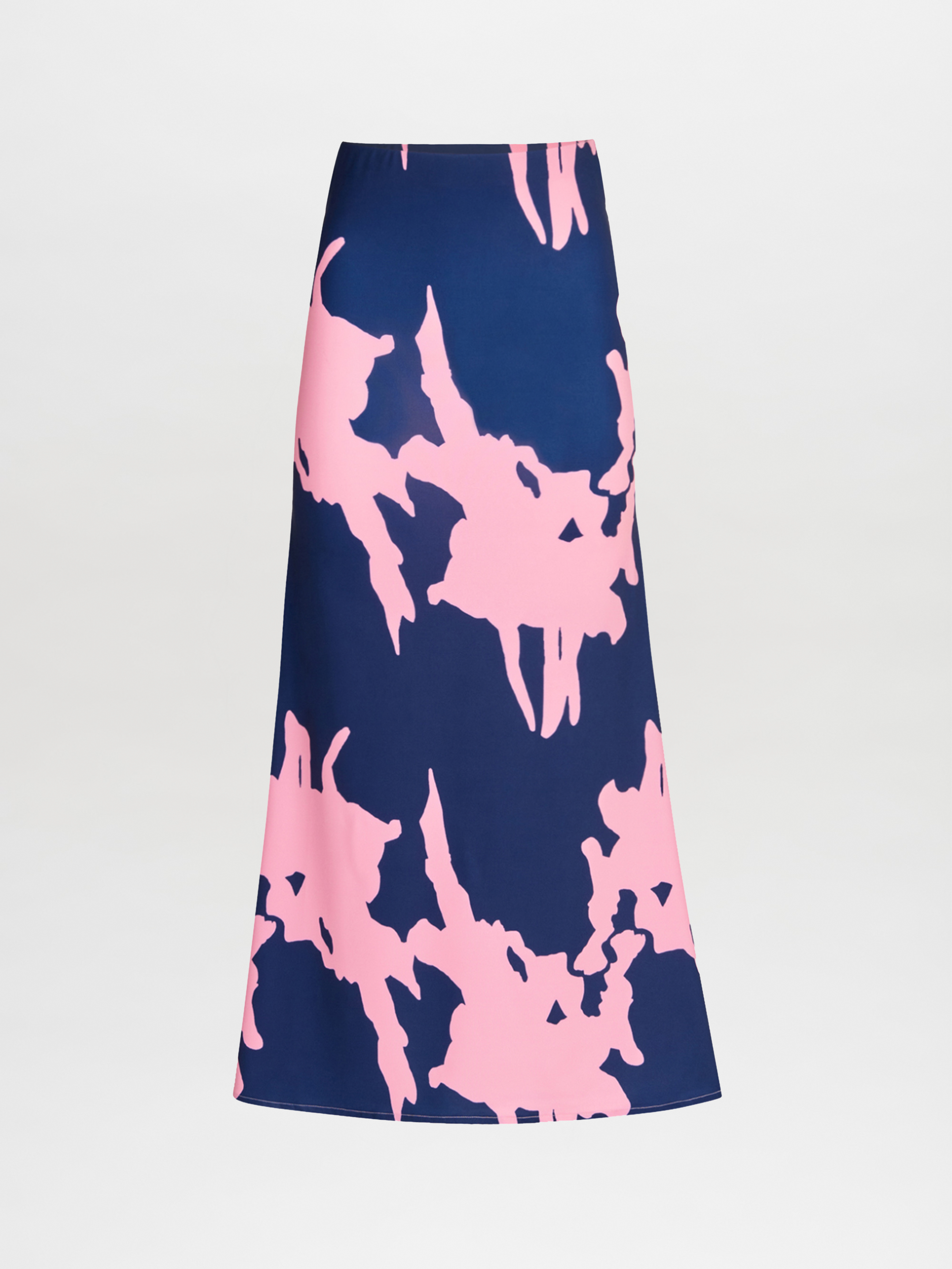 La falda Trieste Pink Navy es una falda midi de cintura alta de color azul marino con un estampado abstracto de salpicaduras rosas sobre un fondo blanco liso.