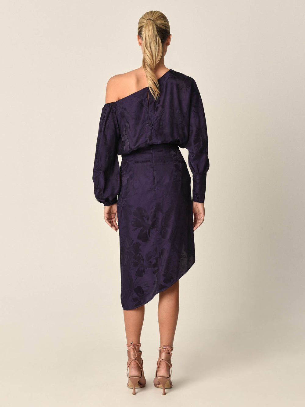 FALL2022ONMODELCO5164_57e2df0a-d5f9-427c-8103-7c205be65f98